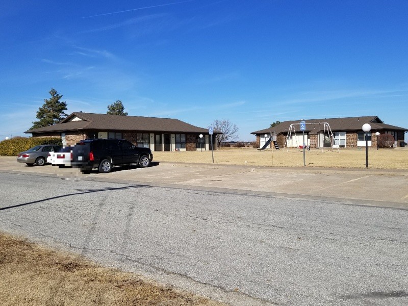 Crossroads Manor in La Crosse, KS - Foto de edificio