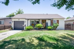 3054 E Brown Ave in Fresno, CA - Building Photo