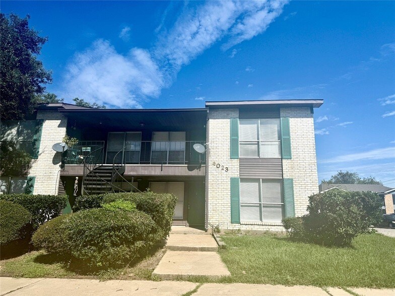 4023 Briarglen Dr, Unit 2 in Dickinson, TX - Building Photo