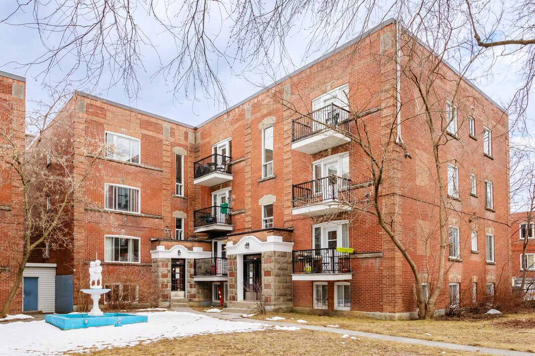 4825 Édouard-Montpetit Boul in Montréal, QC - Building Photo