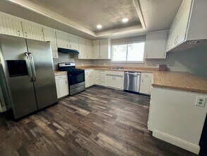 13608 S Academy Ave in Kingsburg, CA - Building Photo - Building Photo