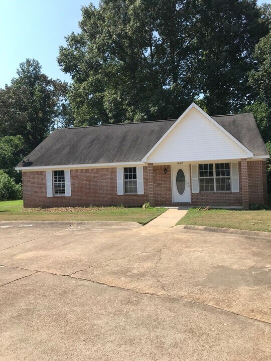 1006 Creekside Pl in Oxford, MS - Building Photo