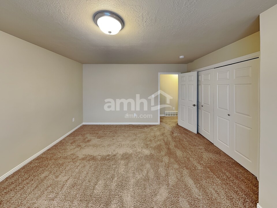 5252 S 4300 W in Hooper, UT - Building Photo