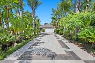 210 N Stage Coach Ln in Fallbrook, CA - Building Photo