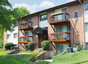 Fox Run Apartments in Blue Ash, OH - Building Photo - Building Photo