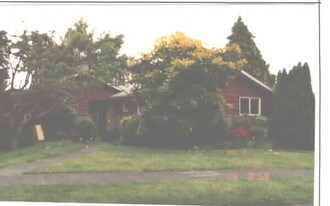 2101-2103 N 35th St in Seattle, WA - Building Photo
