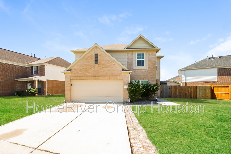 8231 Rosemary Drive in Baytown, TX - Foto de edificio