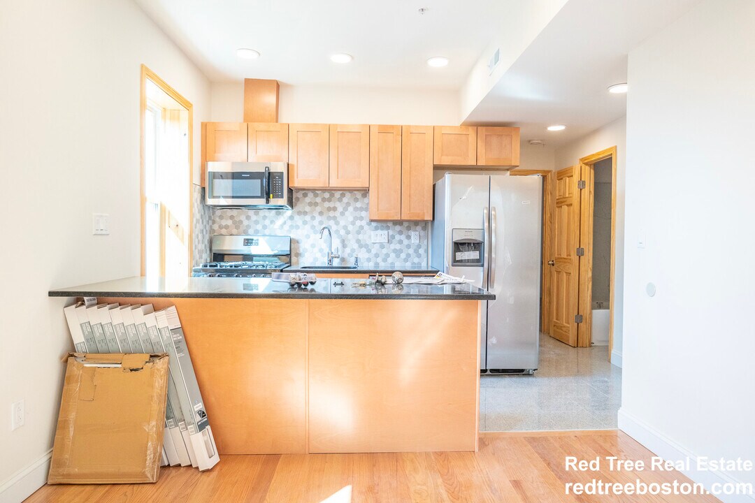 20 Winthrop St in Boston, MA - Building Photo