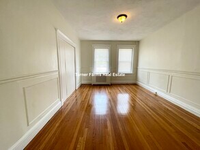 724 Washington St, Unit 1 in Brookline, MA - Foto de edificio - Building Photo