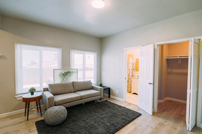 2805 E 16th St in Oakland, CA - Building Photo - Building Photo