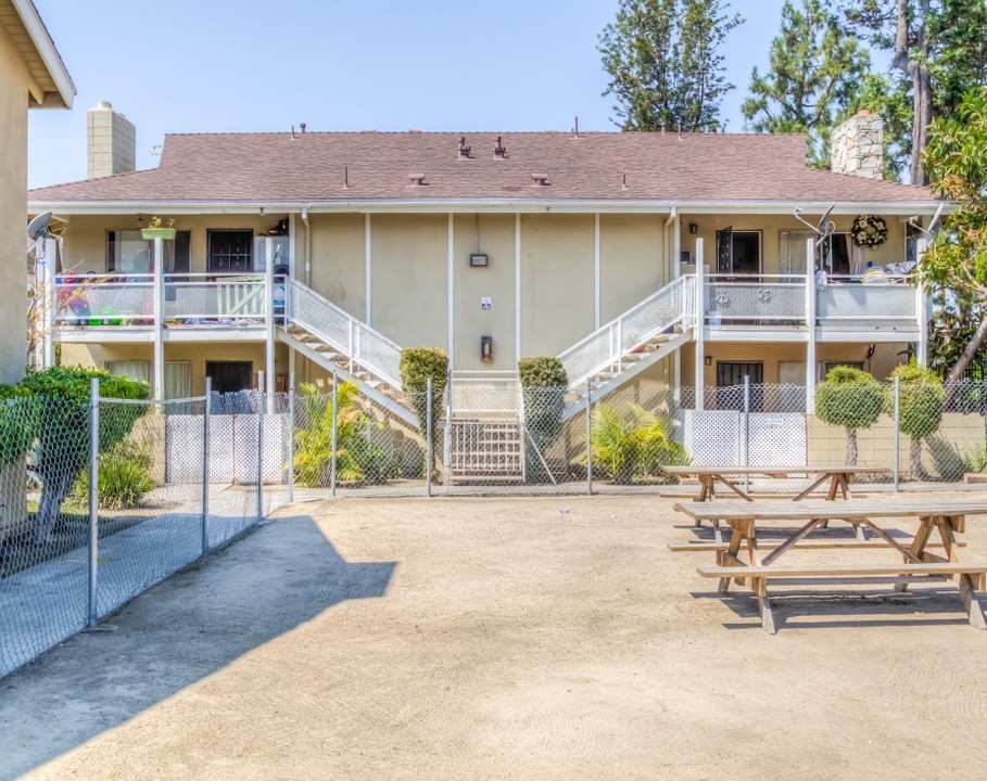 Clifton House 4-Plex in Anaheim, CA - Building Photo