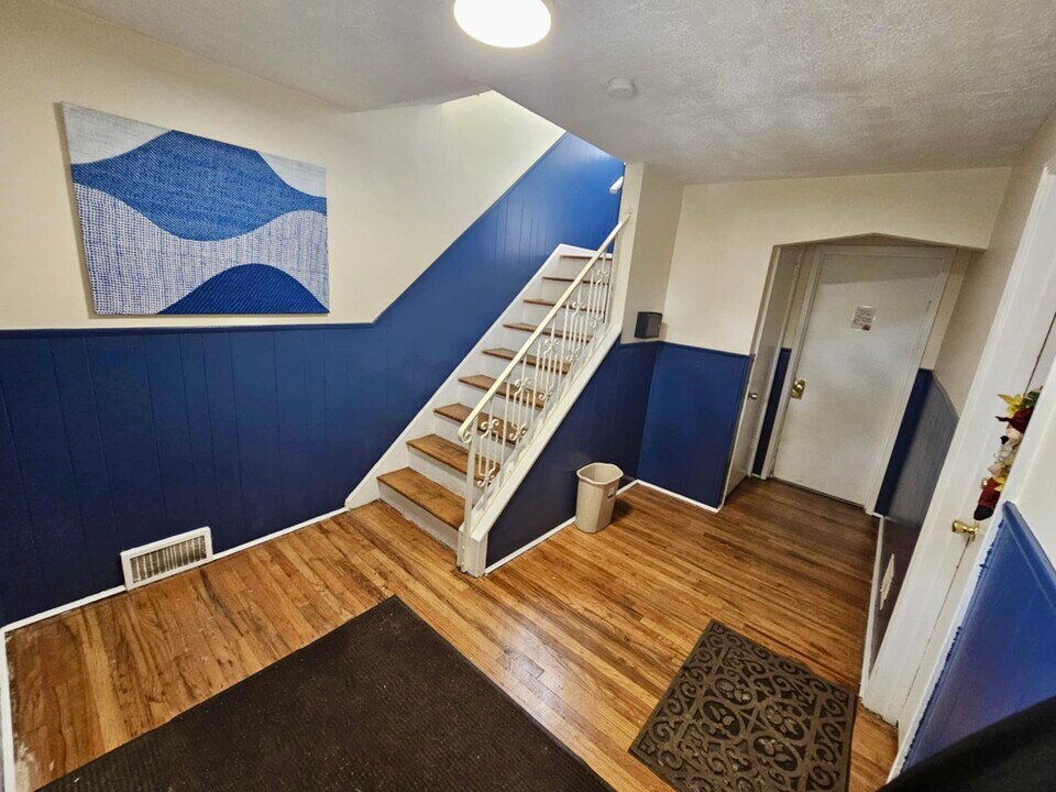1129 Clearbrook Dr in Cincinnati, OH - Building Photo