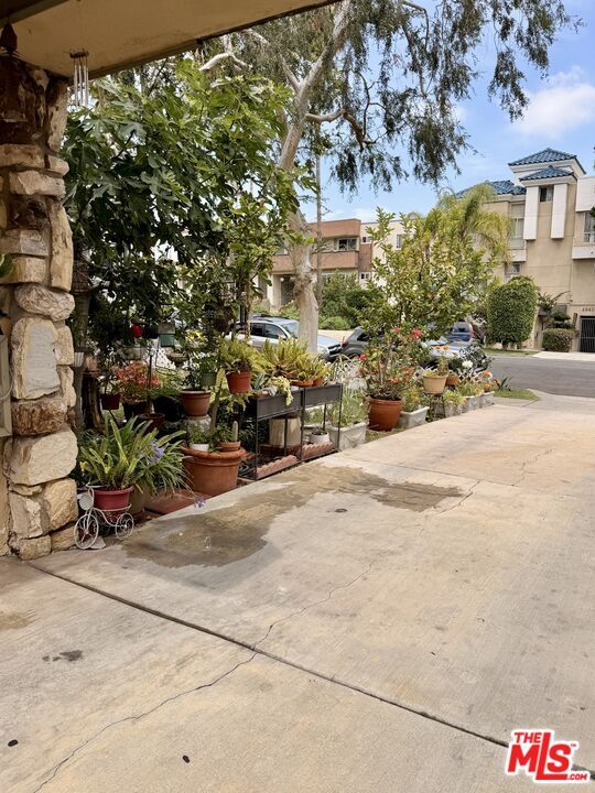 property at 4848 Elmwood Ave