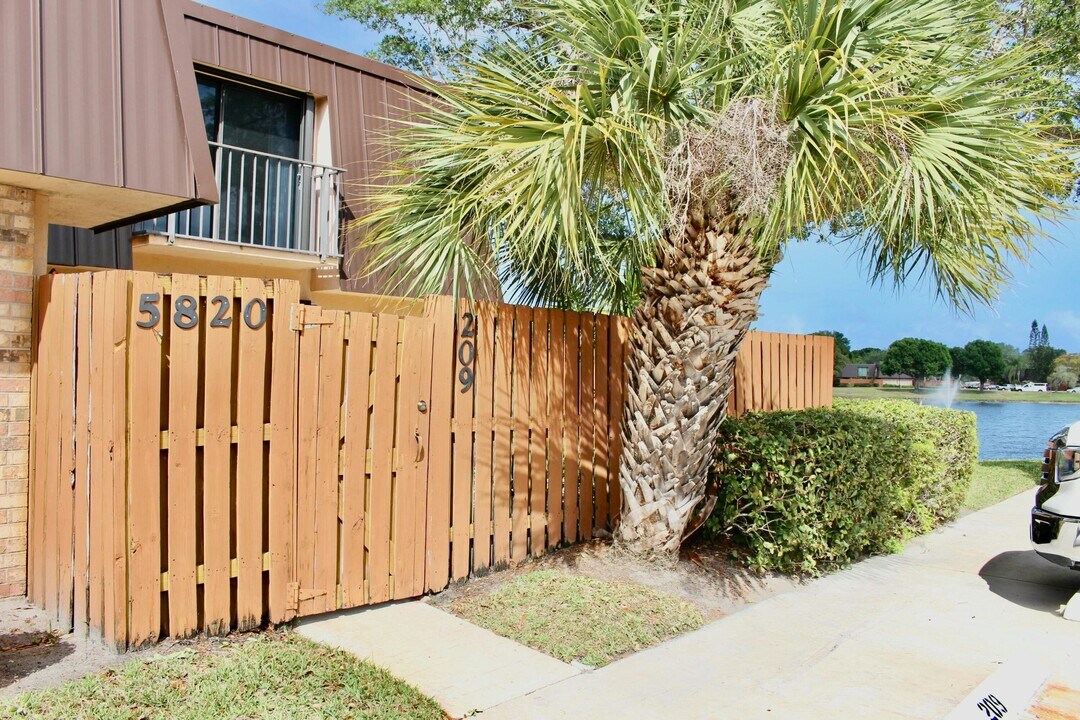 5820 SE Windsong Ln in Stuart, FL - Building Photo