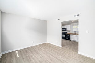 Branders Bridge Apartments in Colonial Heights, VA - Building Photo