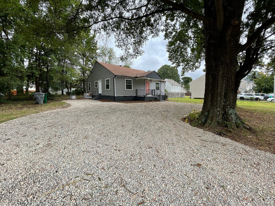 Room in House on Glory St in Charlotte, NC - Building Photo