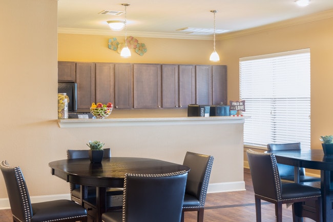 Pointe at Ben White in Austin, TX - Foto de edificio - Building Photo