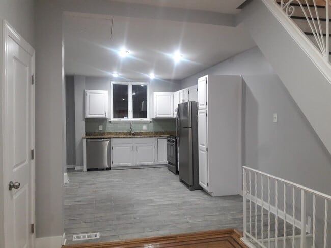 2413 S Rosewood St in Philadelphia, PA - Foto de edificio - Building Photo