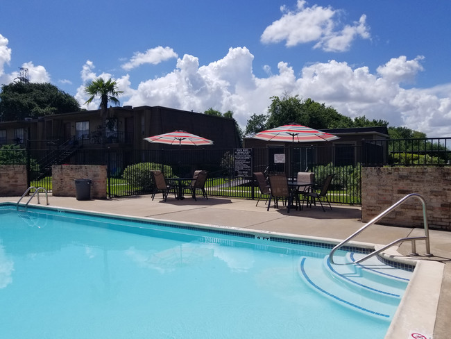 Cedar Bluff Apartments in Pasadena, TX - Building Photo - Building Photo