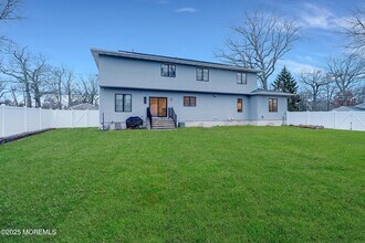 450 Wells Ave in Ocean Township, NJ - Foto de edificio - Building Photo