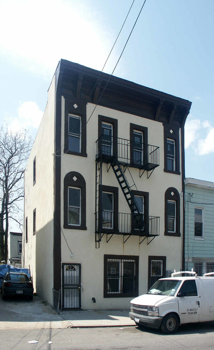 716 E 215th St in Bronx, NY - Building Photo