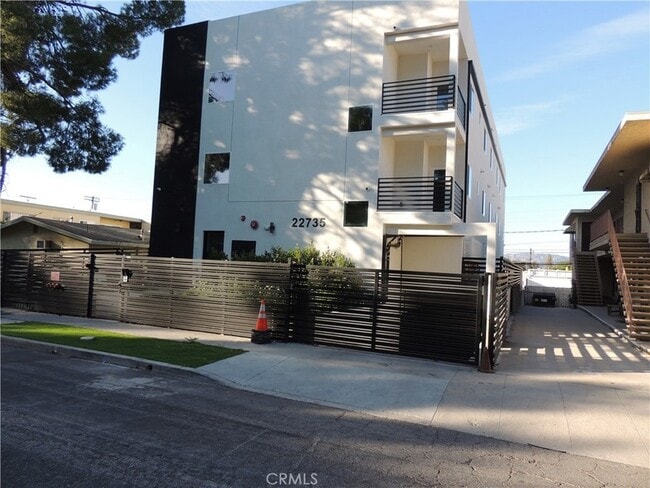 22735 Del Valle St, Unit 7 in Los Angeles, CA - Foto de edificio - Building Photo
