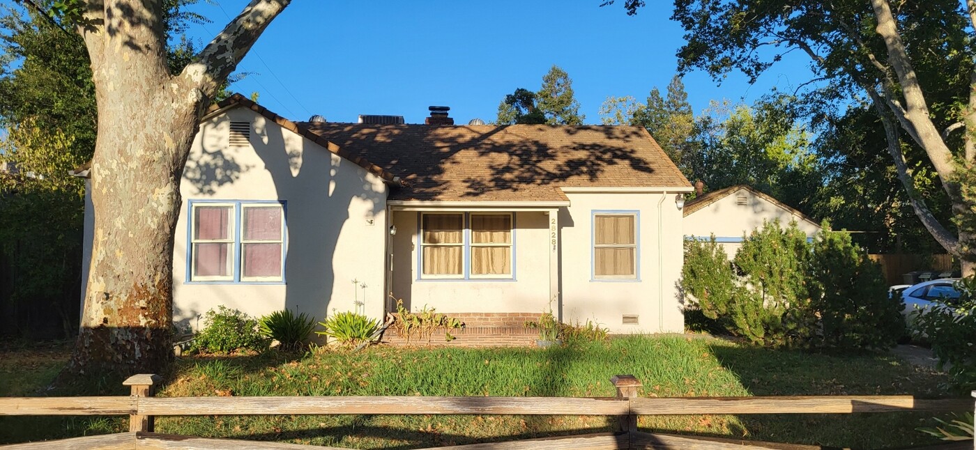 2828 Hilldale Rd in Sacramento, CA - Building Photo