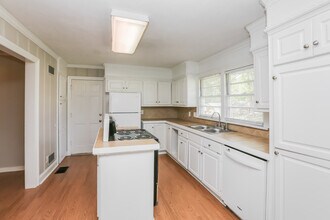 1085 Meadow Heights Dr in Jackson, MS - Building Photo - Building Photo