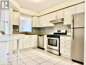 2110 Glenhampton Rd in Oakville, ON - Building Photo - Building Photo