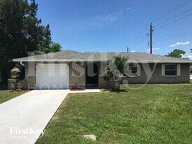 8185 Kings Bay Blvd in Ft. Myers, FL - Building Photo