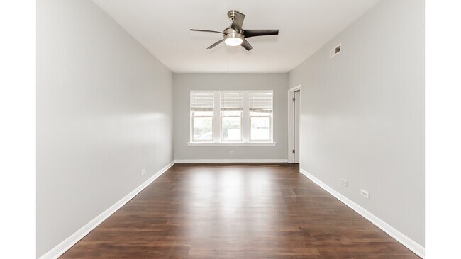 4504 W Fullerton Ave in Chicago, IL - Foto de edificio - Building Photo