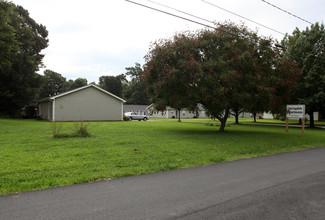 Springdale Apartments in Burlington, NC - Building Photo - Building Photo