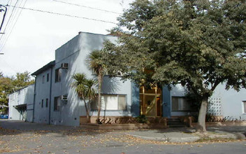 Royal Palms Apartments in Sacramento, CA - Building Photo - Building Photo