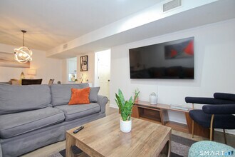 1 Concorde Way in Windsor Locks, CT - Building Photo - Building Photo