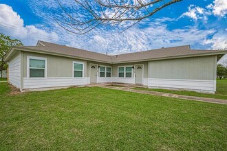 1748 Lynn Ln in Freeport, TX - Foto de edificio - Building Photo