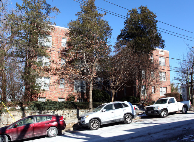 4021 Benton St NW in Washington, DC - Foto de edificio - Building Photo