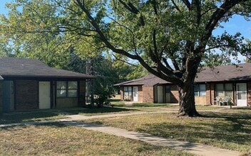 Westview Apartments in Oswego, KS - Building Photo - Building Photo