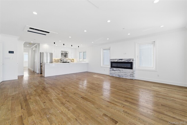 550 E Harrison St in Long Beach, NY - Building Photo - Building Photo