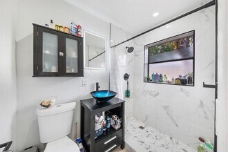 901 NE 40th St, Unit 2 in Oakland Park, FL - Foto de edificio - Building Photo