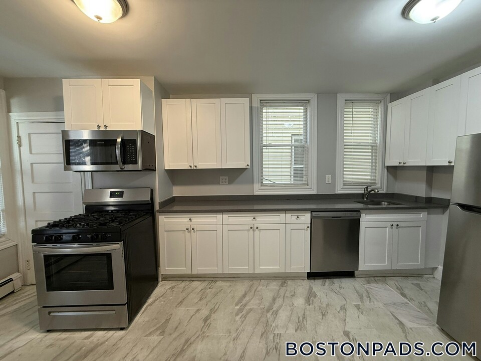 205 Chelsea St in Boston, MA - Building Photo