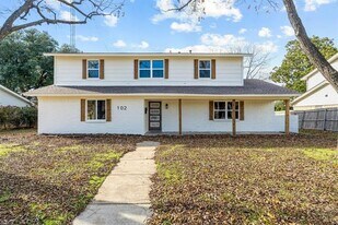 102 S Grove Rd in Richardson, TX - Building Photo