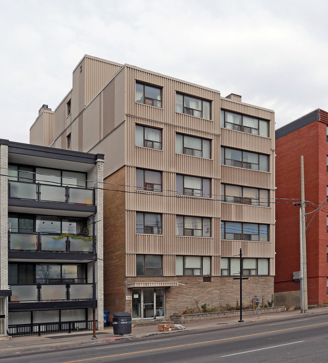 564 Eglinton Ave W in Toronto, ON - Building Photo - Building Photo