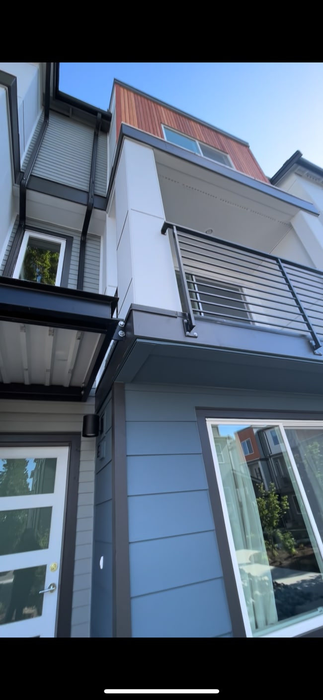 14527 1st Ave NE in Shoreline, WA - Foto de edificio - Building Photo