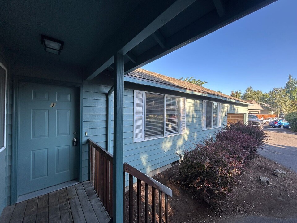 1073 NE Hidden Valley Dr in Bend, OR - Building Photo