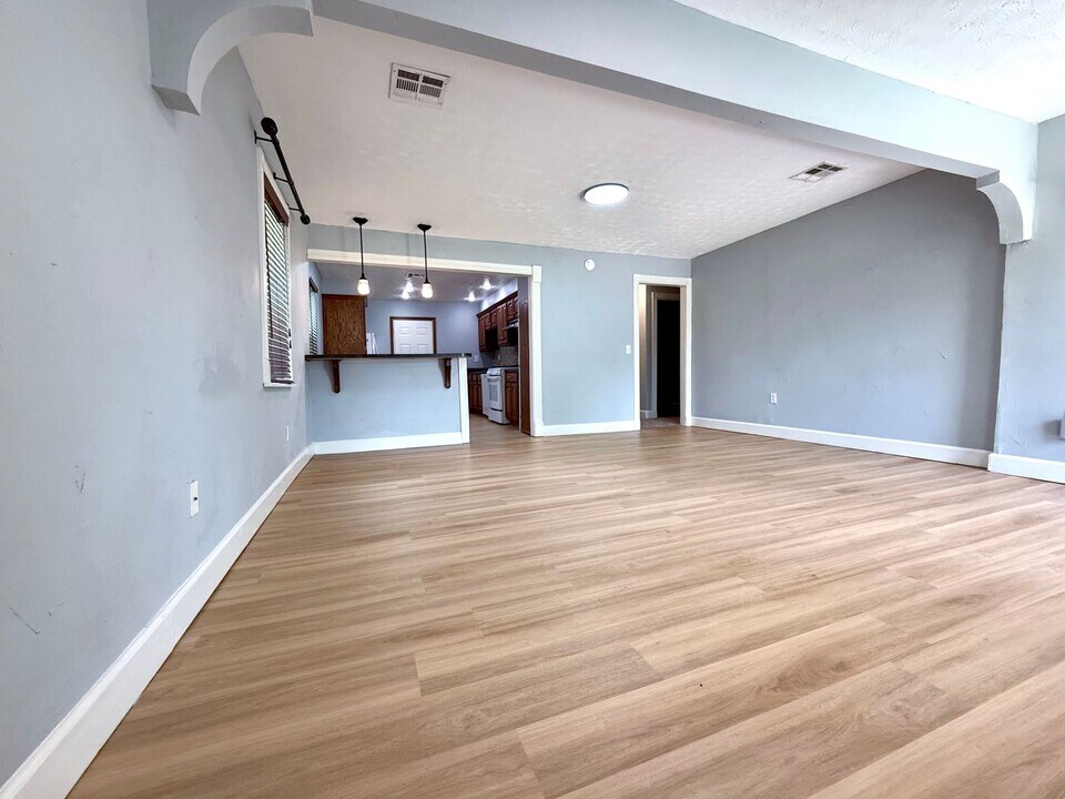 501 E Harmon Dr in Midwest City, OK - Building Photo