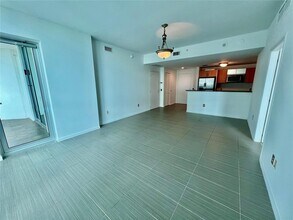 1800 N Bayshore Dr, Unit 1806 in Miami, FL - Building Photo - Building Photo