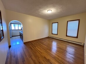 231R Holland St, Unit 2R in Somerville, MA - Building Photo - Building Photo