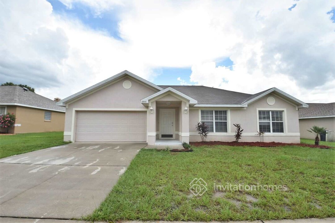 6909 Krenson Oaks St in Lakeland, FL - Foto de edificio