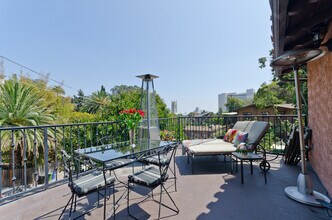 2001 Pinehurst Rd, Unit 2001 in Los Angeles, CA - Foto de edificio - Building Photo