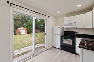 910 Jones St, Unit C in Clearwater, FL - Building Photo - Building Photo